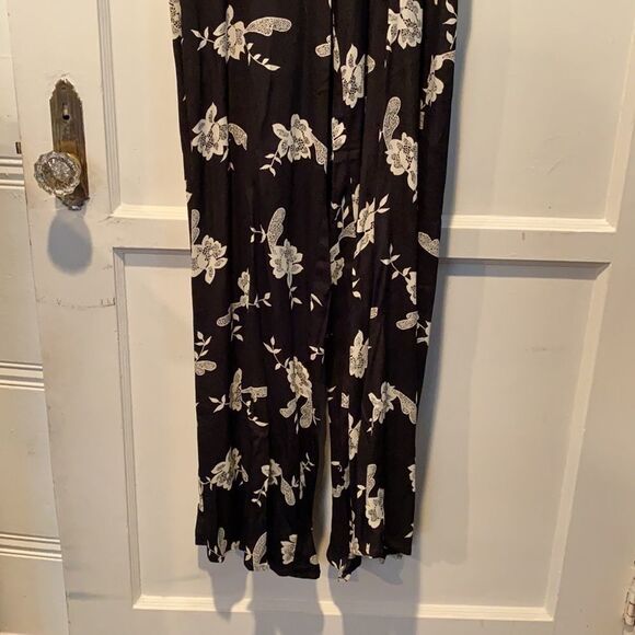 Black floral pattern romper. - Picture 2 of 8